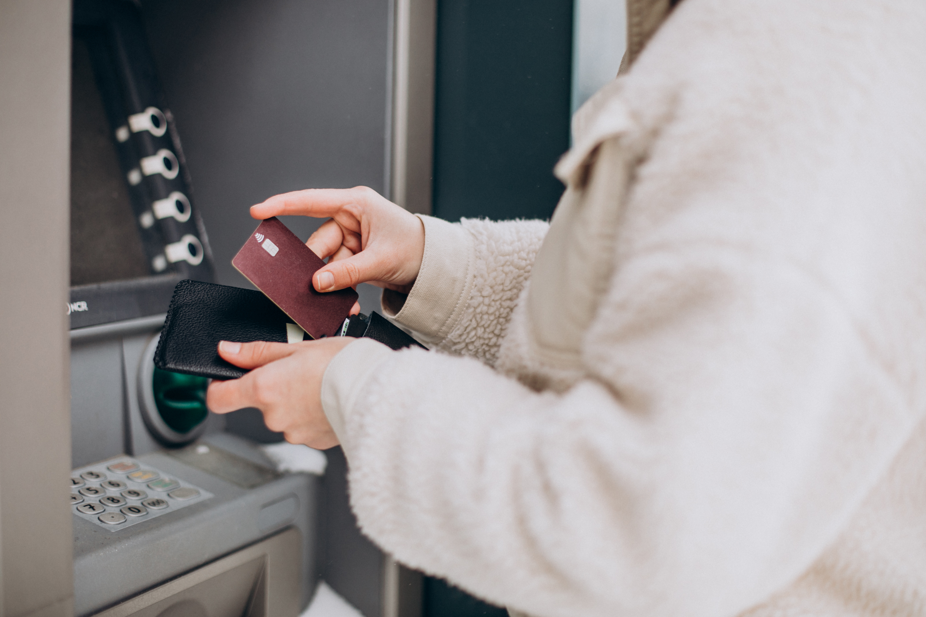 Cómo cobrar afuera y usar pesos argentinos (ARS) en Argentina